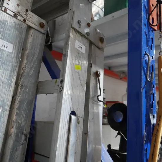 Aluminium extension ladder