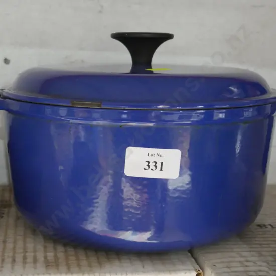 Cast iron pot