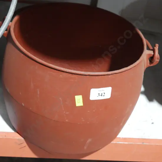 Cast iron pot