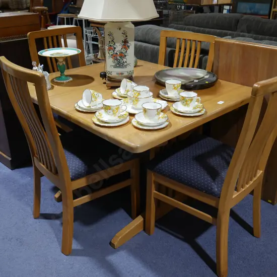 Extension dining room table and 4 chairs
