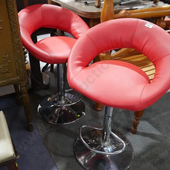 2 bar stools