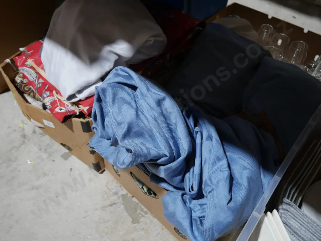 2 boxes of linen Image 1++
