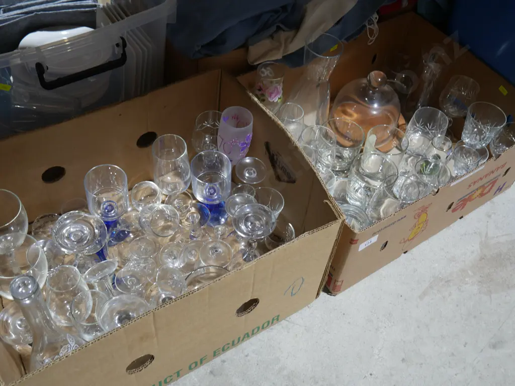 2 boxes glassware Image 1++
