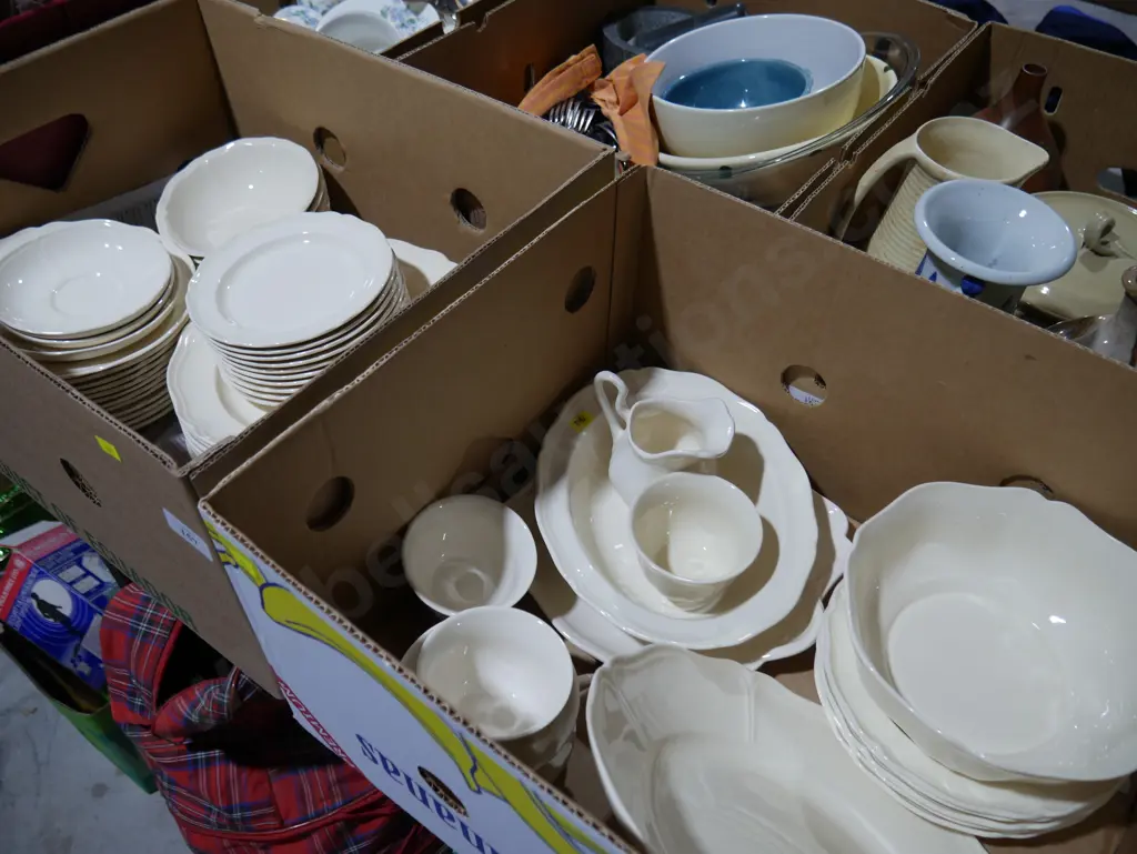 2 boxes Wedgewood dinnerware Image 1++
