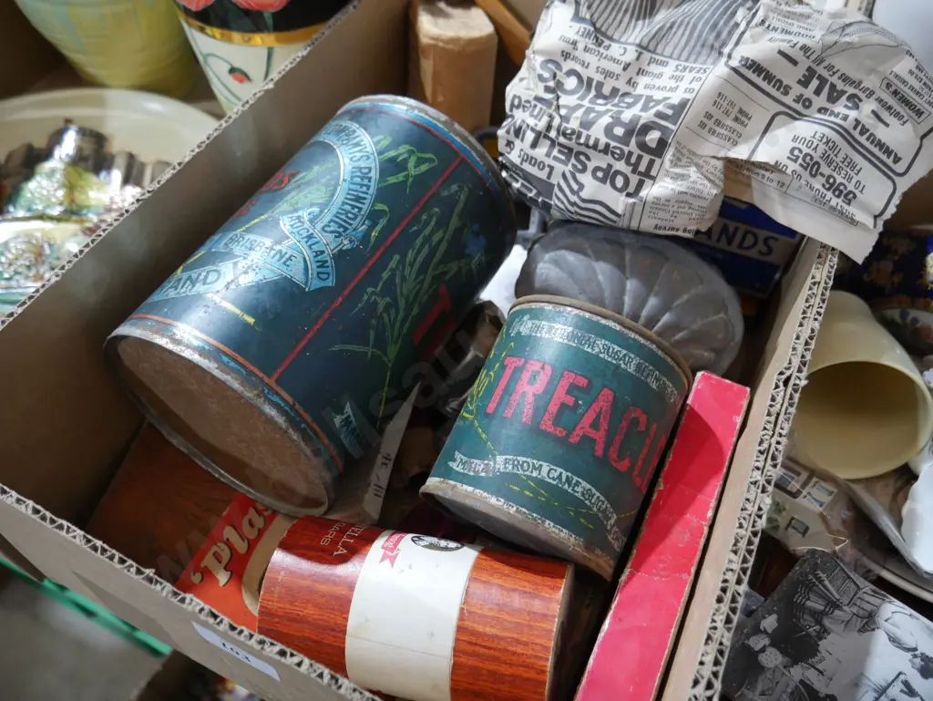 Old tins, advertising items Image 1++