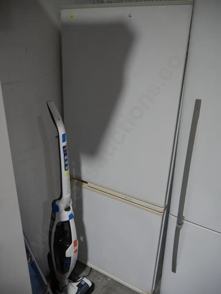 Frigidaire fridge freezer Image 1++