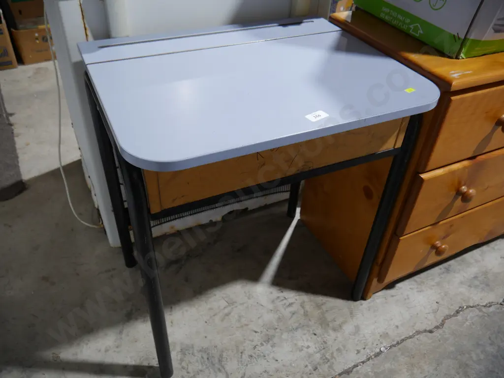 School desk Image 1++