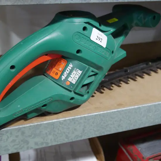 Electric hedge trimmer