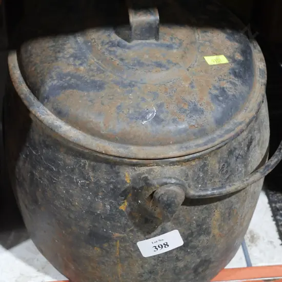 Cast iron pot