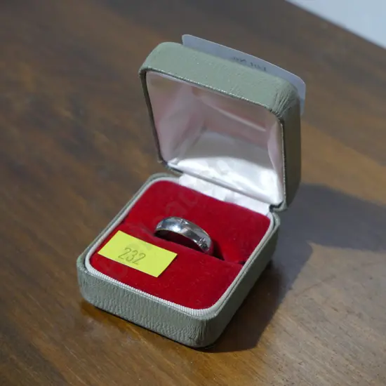 18ct white gold & diamond ring