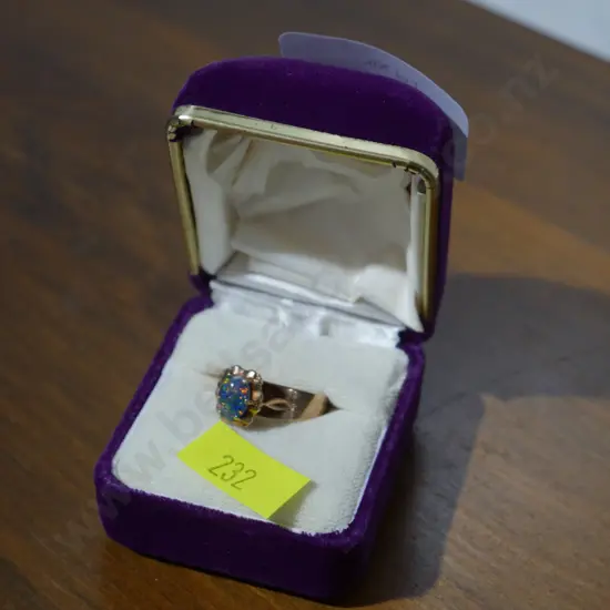 9ct gold & opal ring