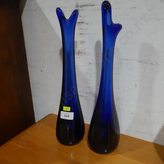 2 glass vases