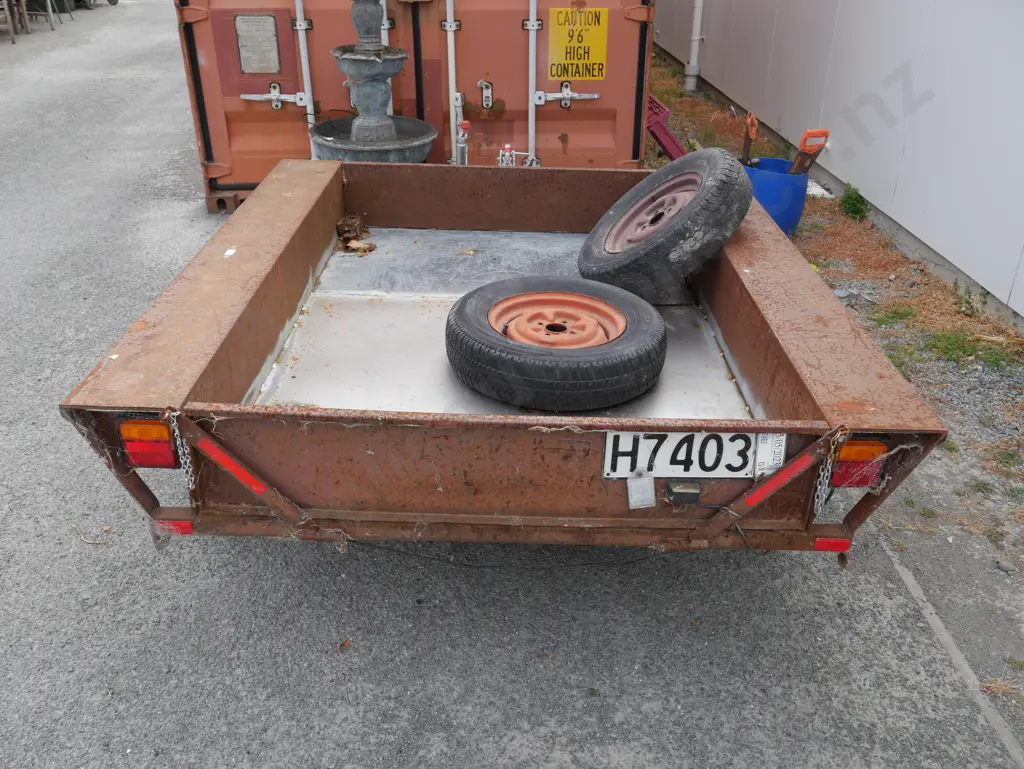 Trailer and 2 spare wheels Image 1++
