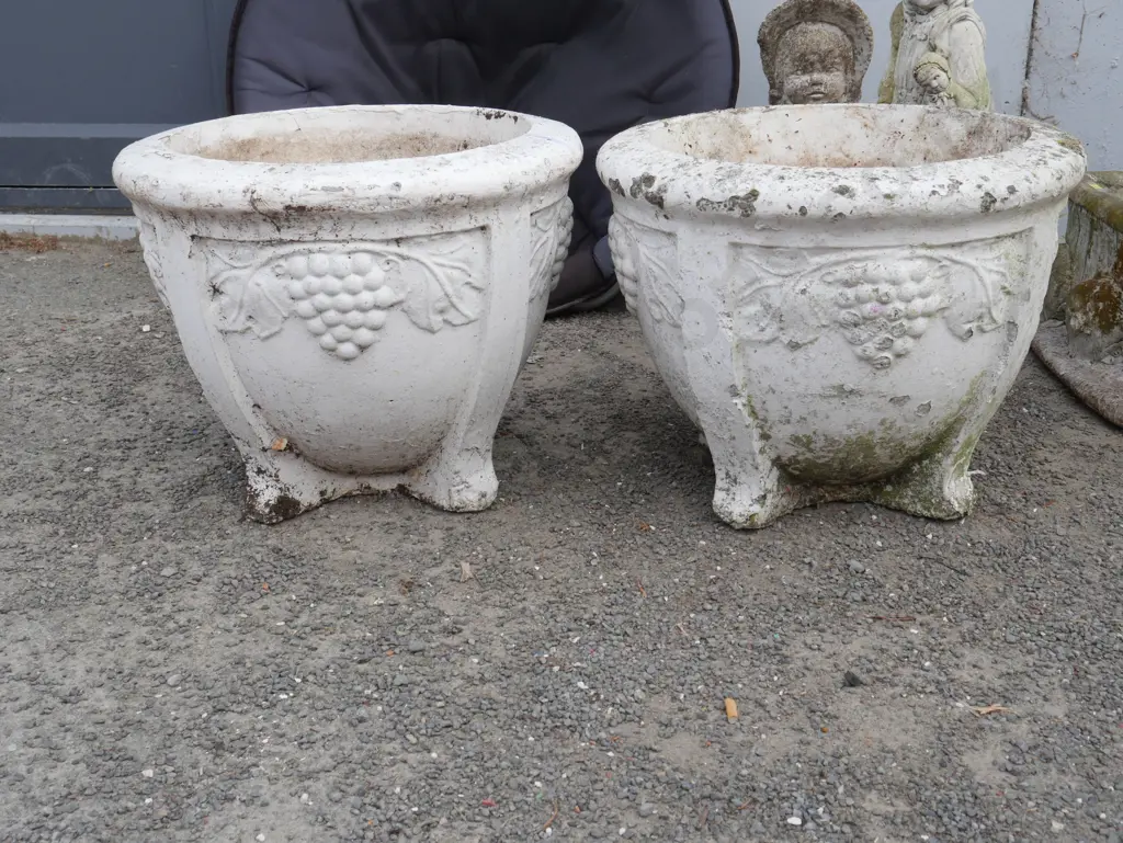 2 large planters Image 1++