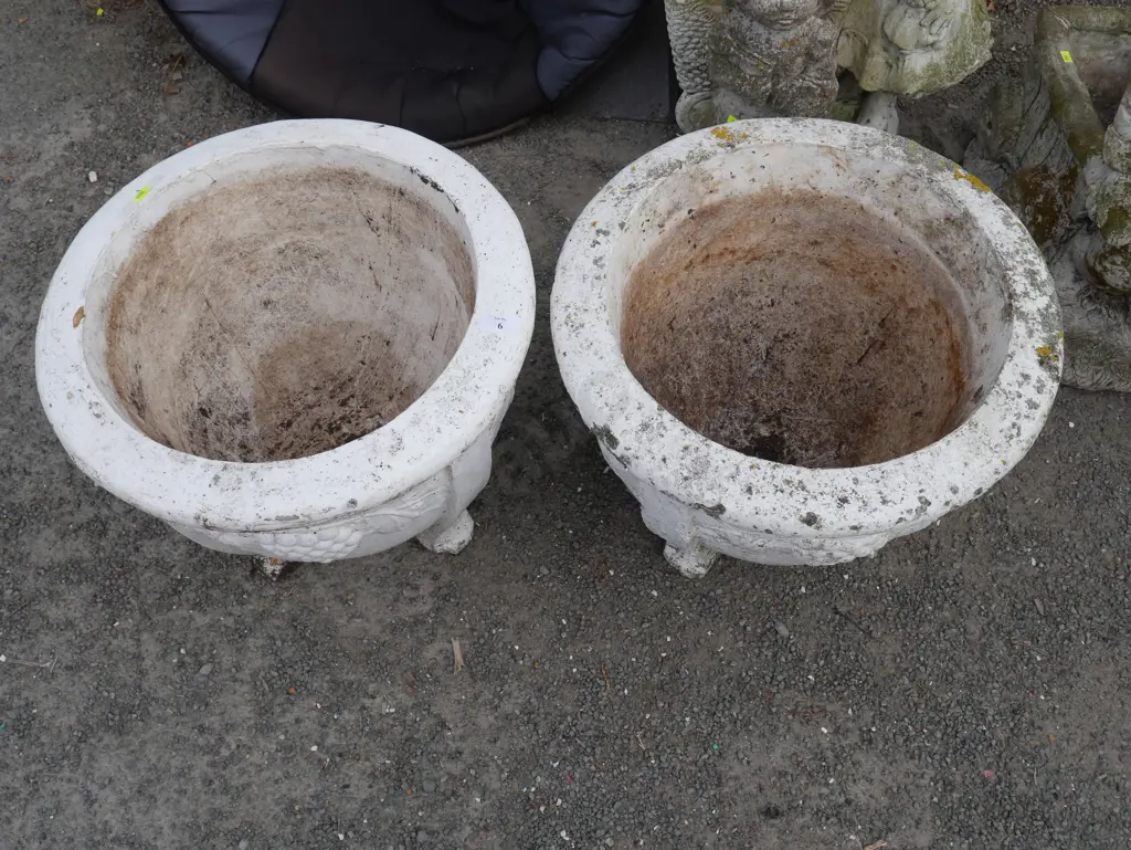 2 large planters Image 1++