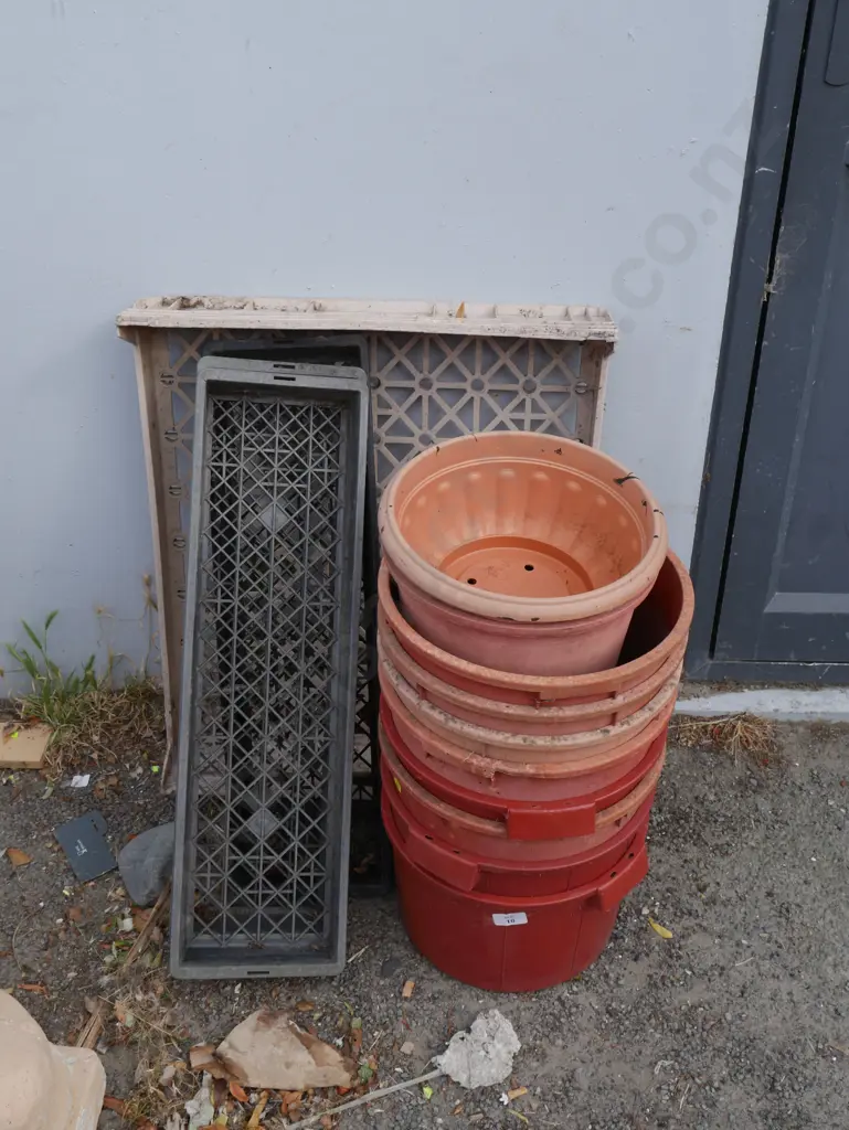 Plastic plant pots etc Image 1++