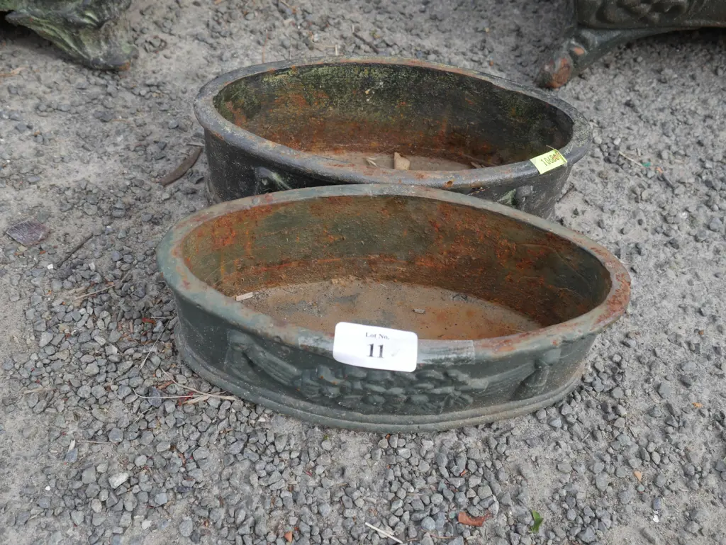 2 small cast iron planters Image 1++