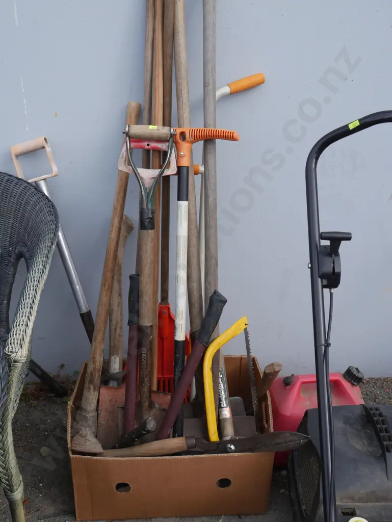 Assorted garden tools Image 1++