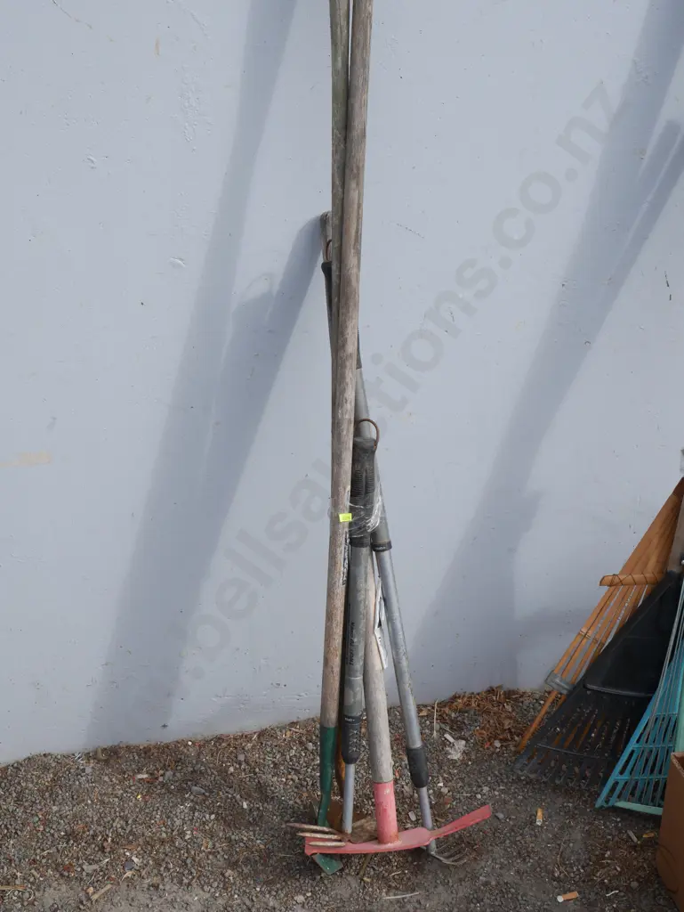 Assorted garden tools Image 1++