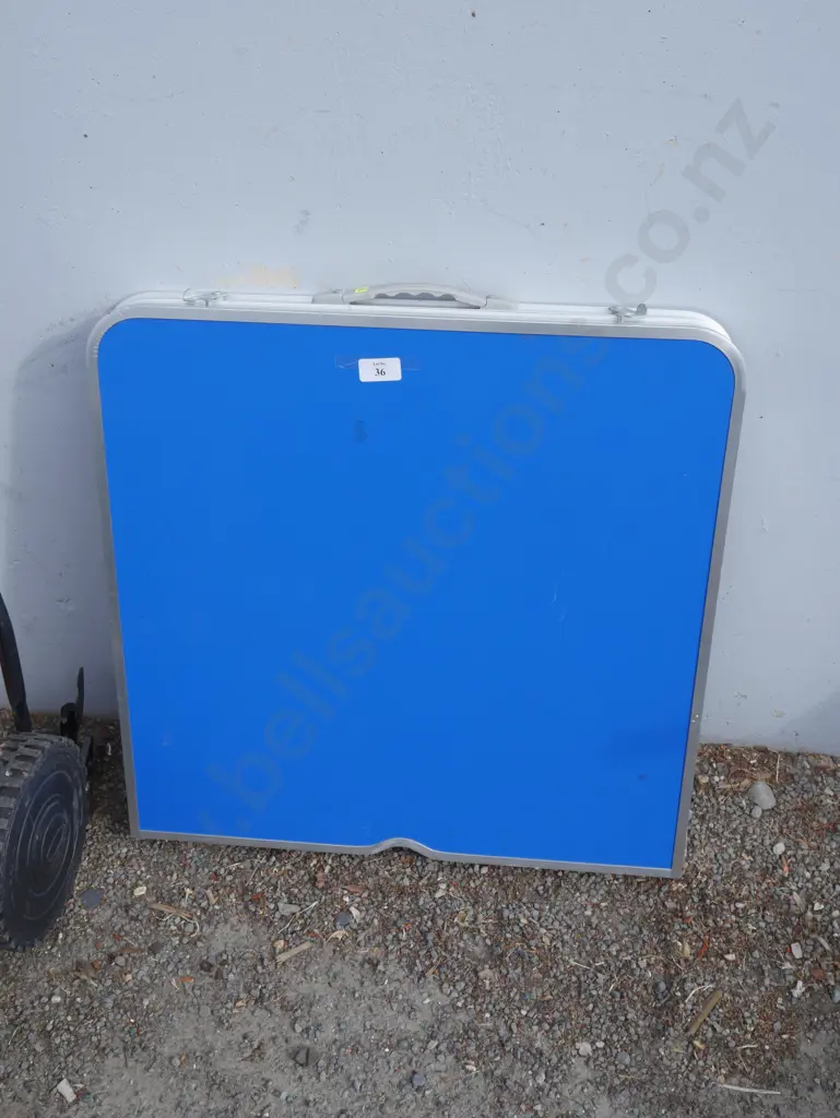 Portable folding table Image 1++