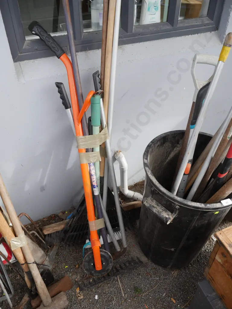 Assorted garden tools Image 1++