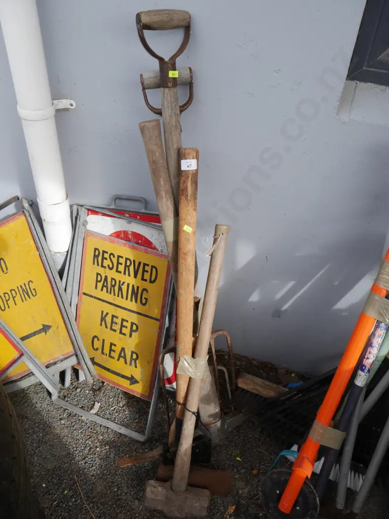 Assorted garden tools Image 1++