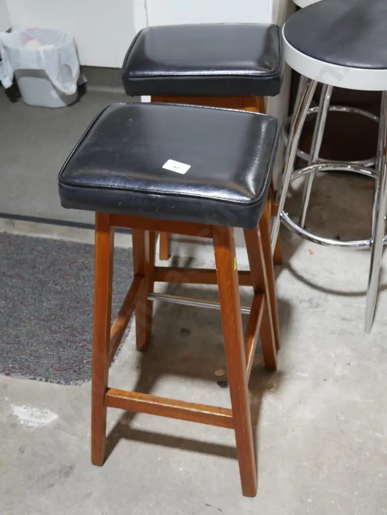 2 bar stools Image 1++