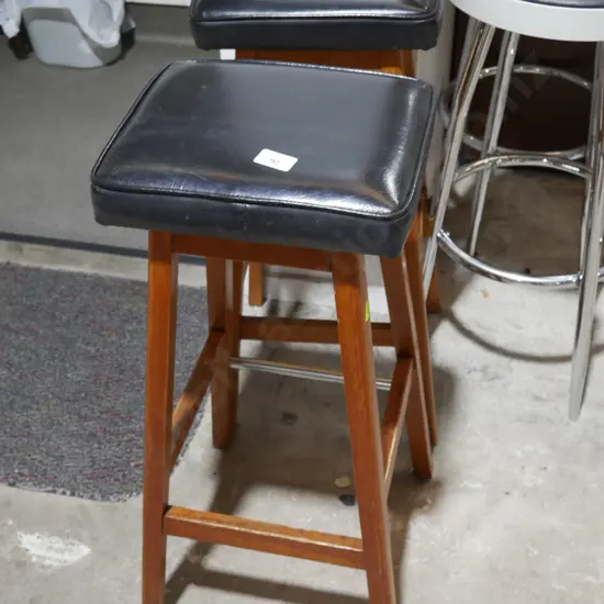 2 bar stools
