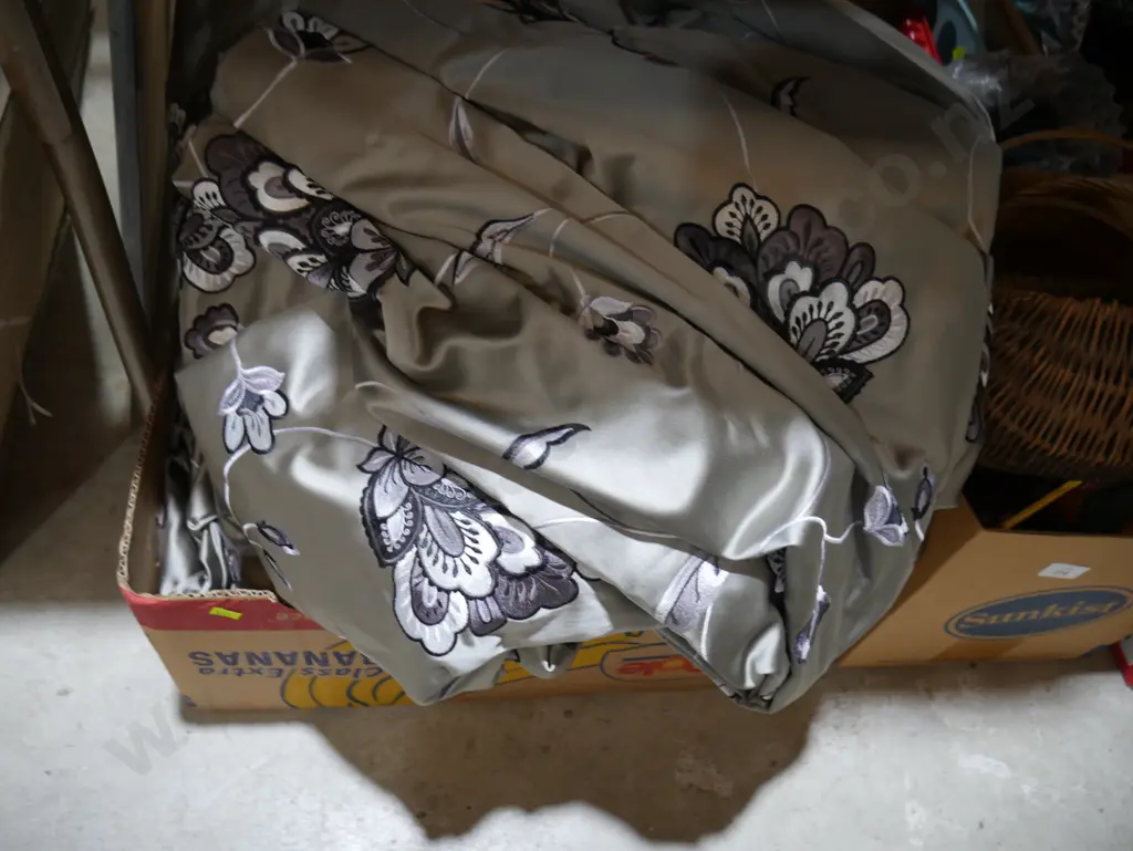 Pairs of curtains Image 1++