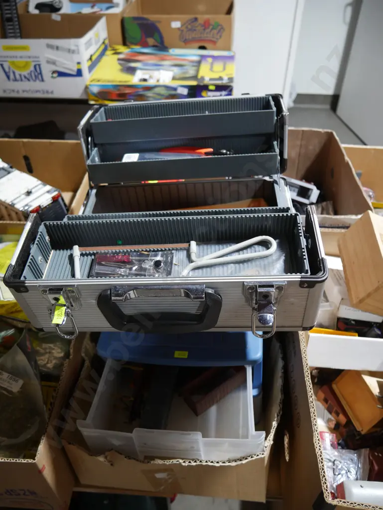 Six boxes of model train items Image 1++