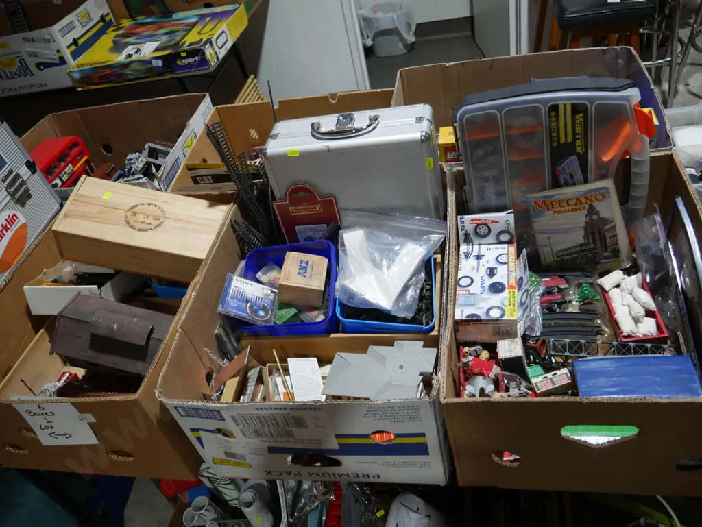 Six boxes of model train items Image 1++