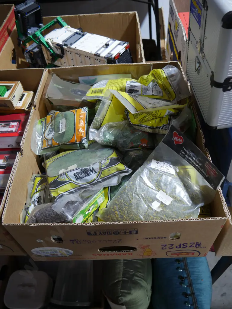 Six boxes of model train items Image 1++