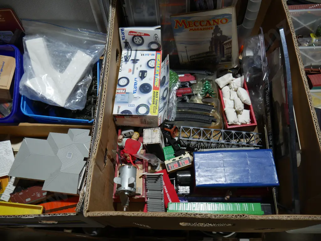 Six boxes of model train items Image 1++