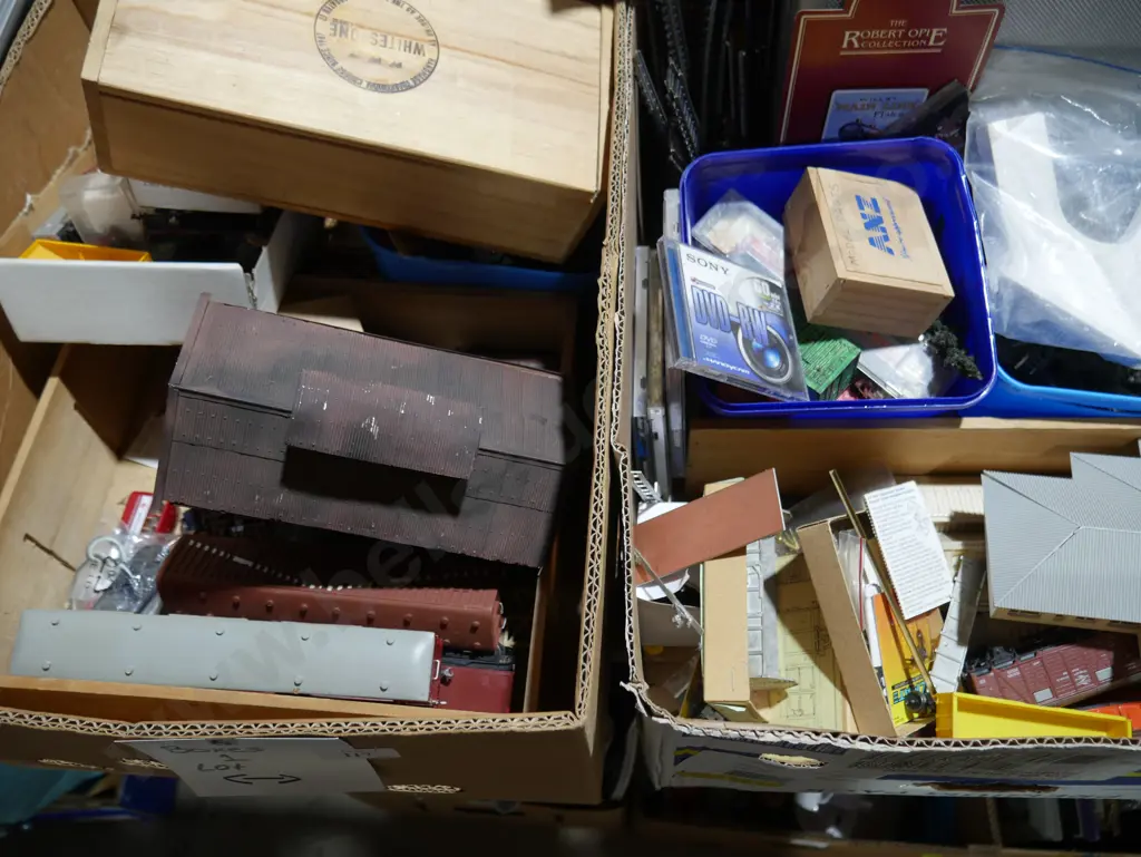 Six boxes of model train items Image 1++