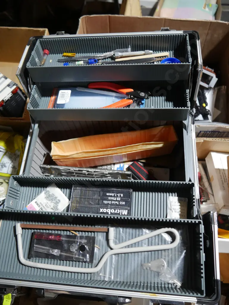 Six boxes of model train items Image 1++