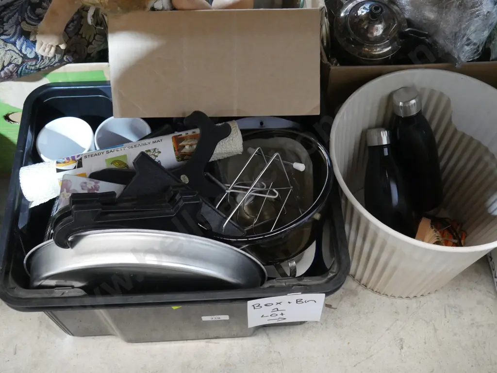 Kitchenware and rubbish bin Image 1++