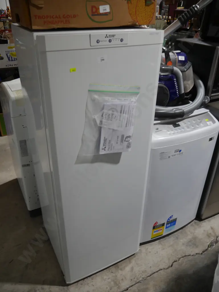 Mitsubishi upright freezer Image 1++