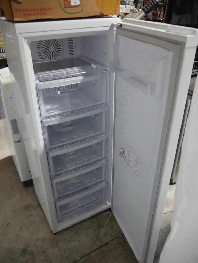 Mitsubishi upright freezer Image 1++