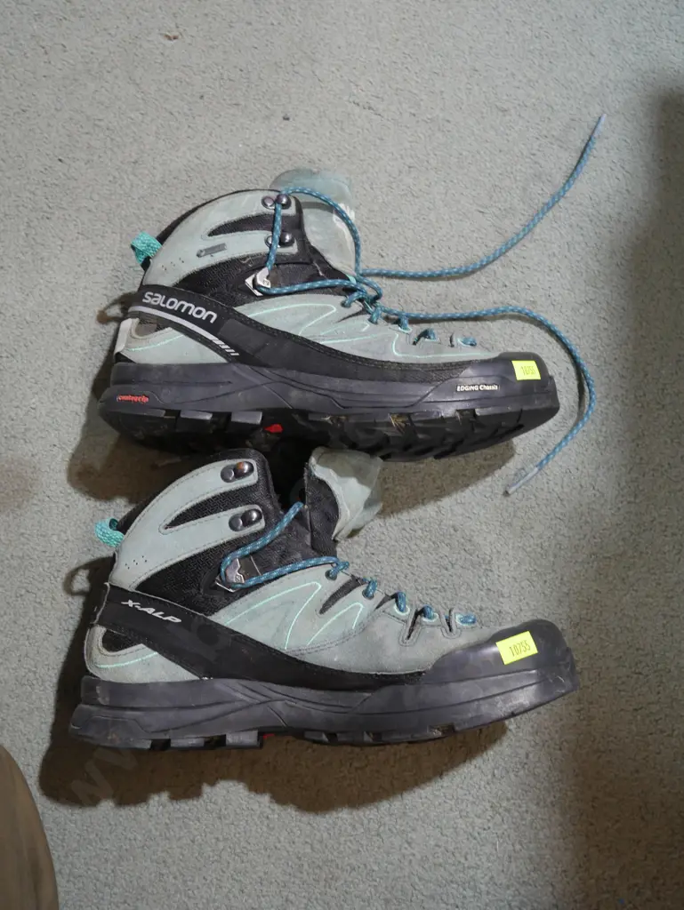 Solomon tramping boots USA size 7 Image 1++
