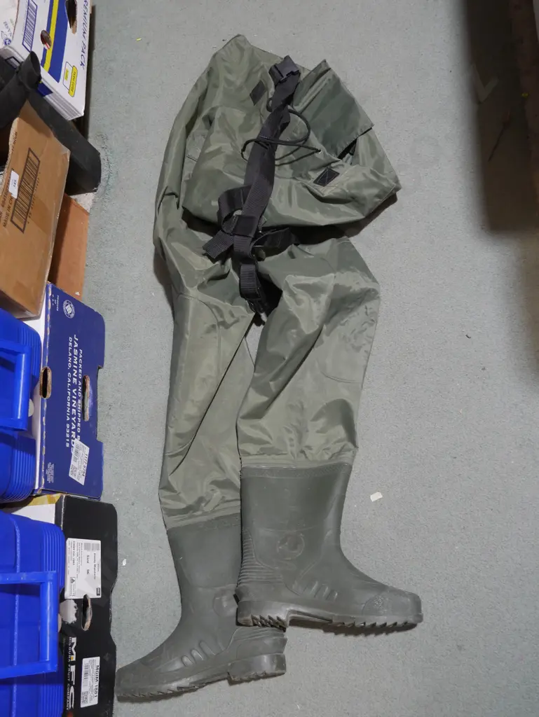 Waders and jacket Image 1++
