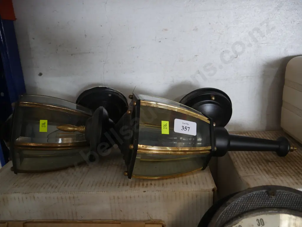 Pair of carriage lamps Image 1++