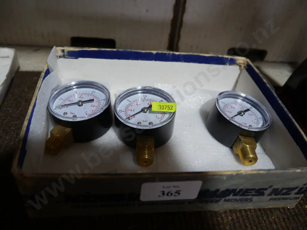 3 pressure gauges Image 1++