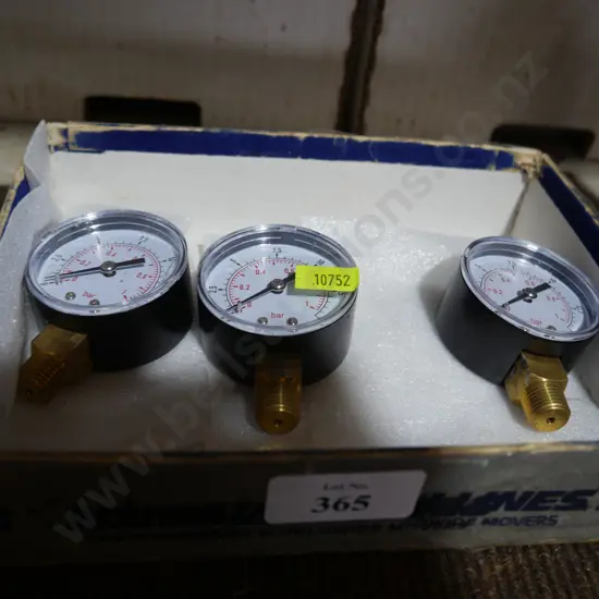 3 pressure gauges