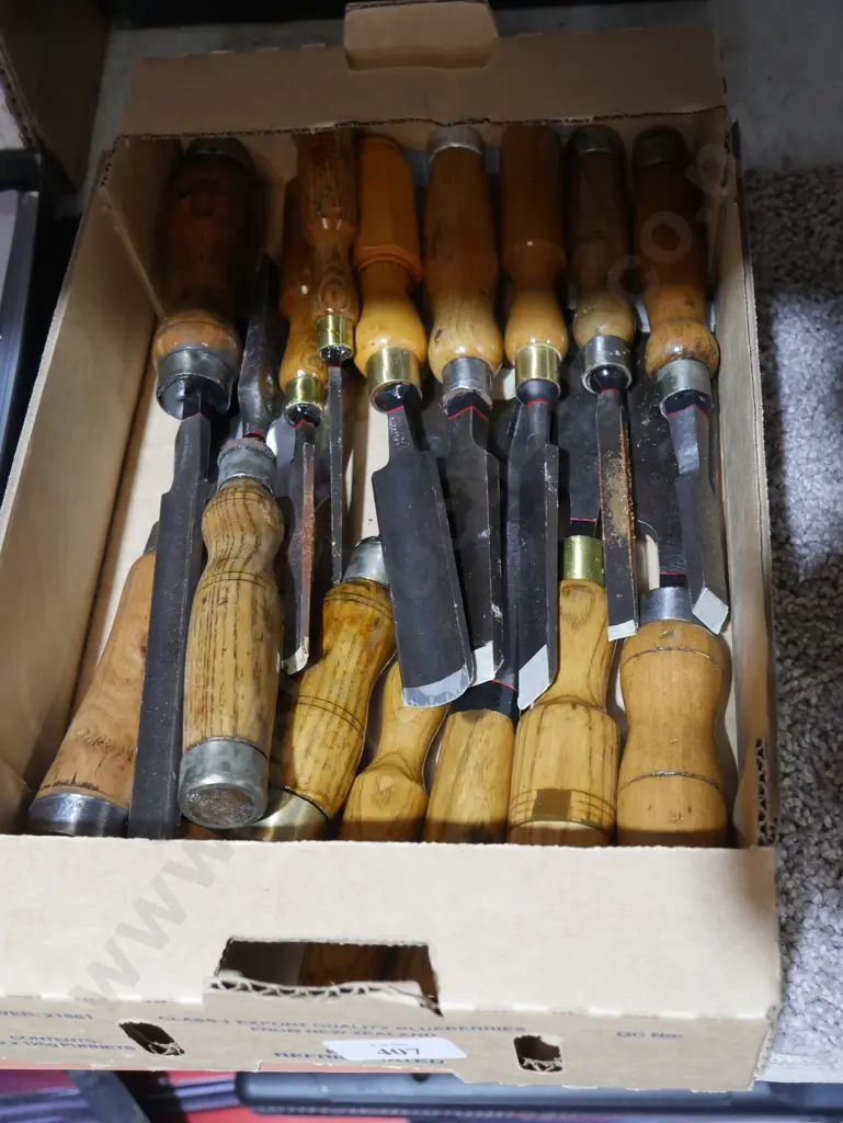 Assorted chisels Image 1++
