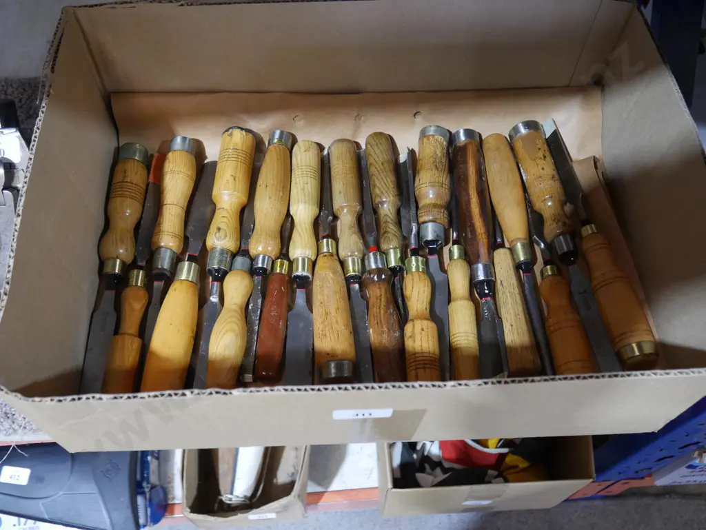 Assorted chisels Image 1++