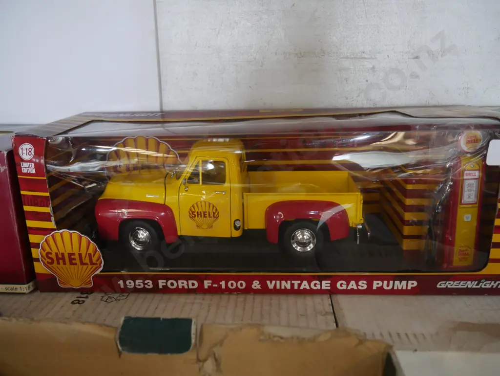 1953 Ford F100 and vintage gas pump model Image 1++