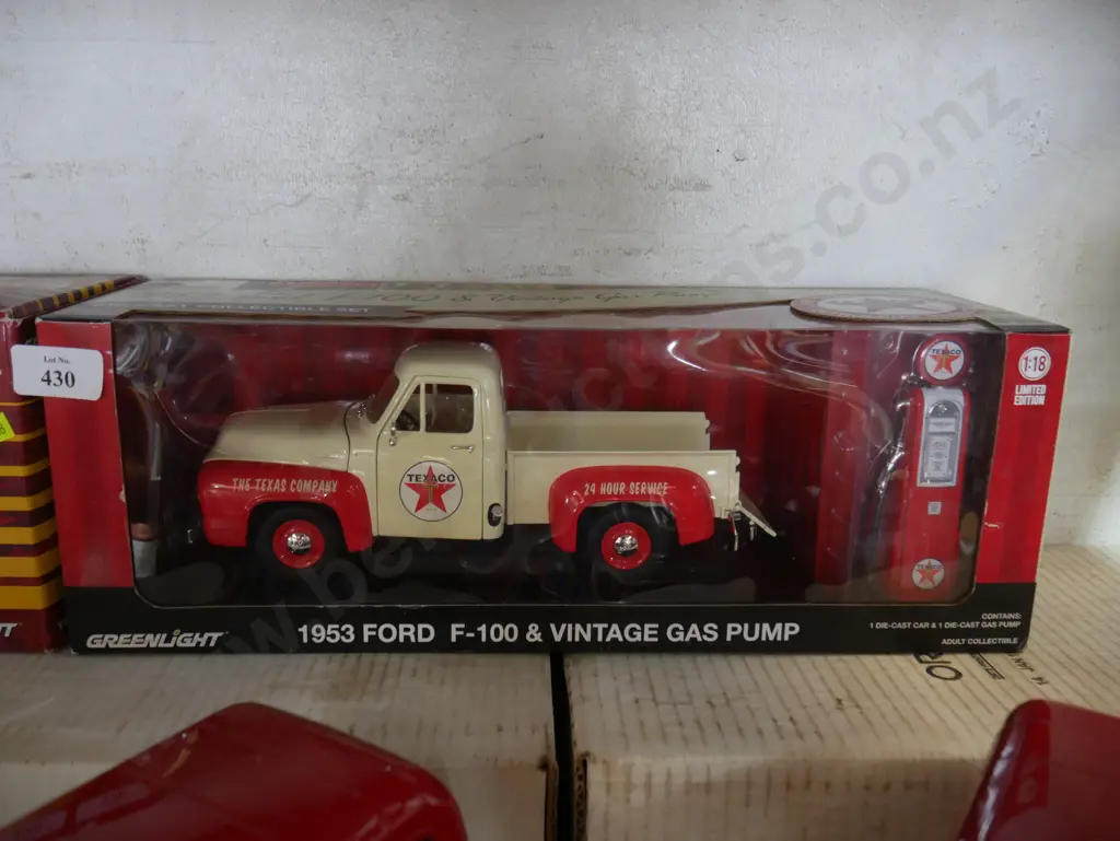 1953 Ford F100 and vintage gas pump model Image 1++