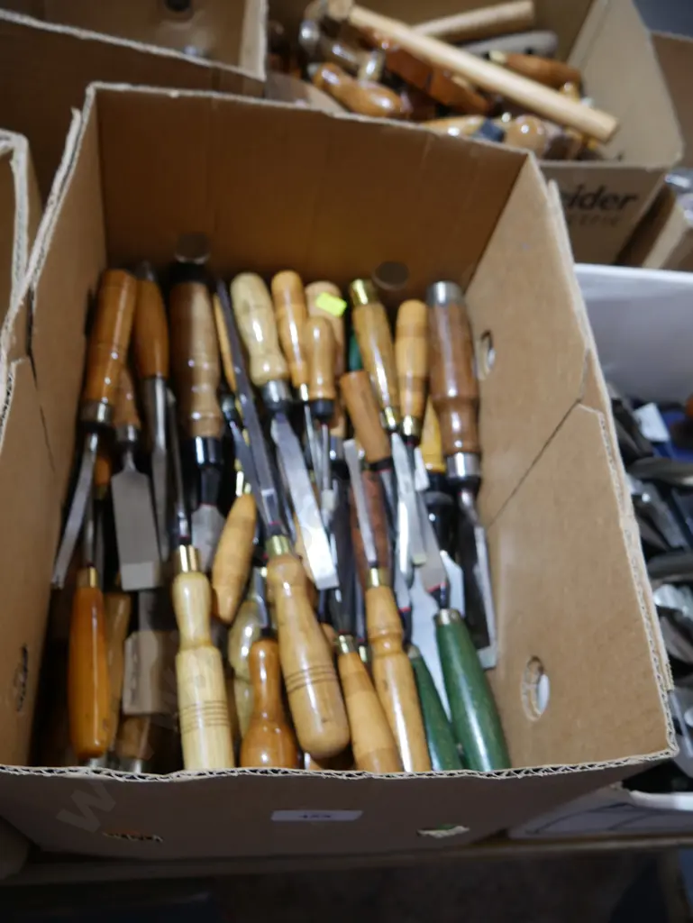 Assorted chisels Image 1++