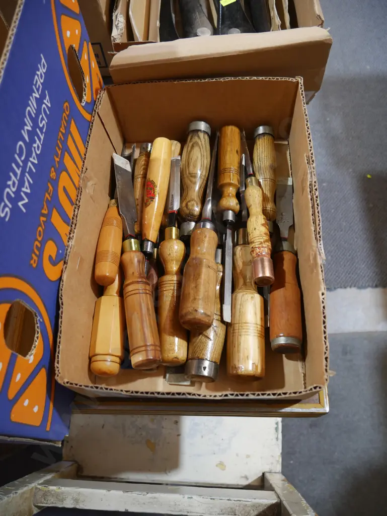 Assorted chisels Image 1++