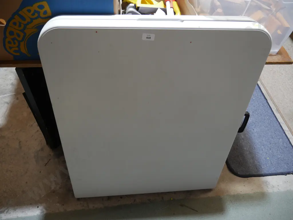 Folding trestle table Image 1++